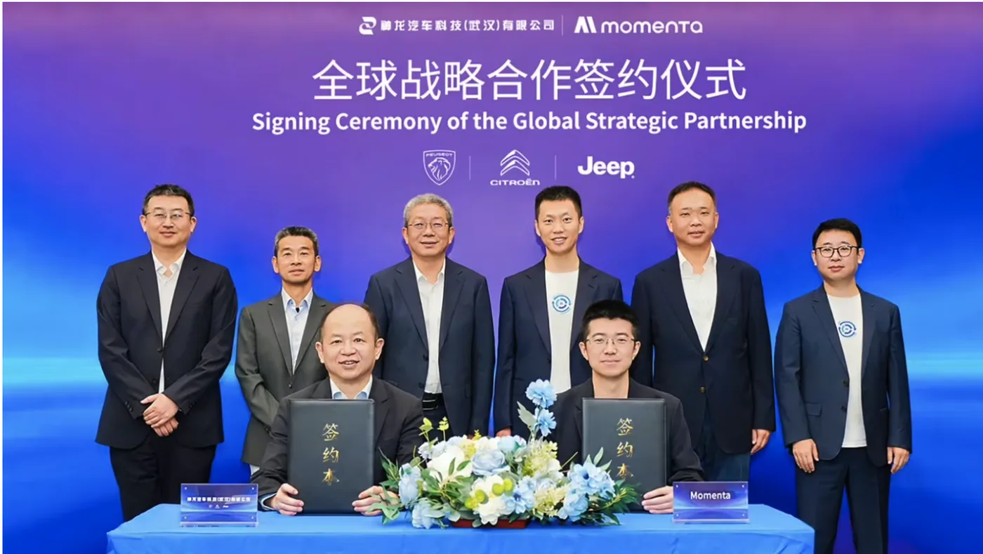 Momenta and Dongfeng Stellantis executives at the global strategic partnership signing ceremony